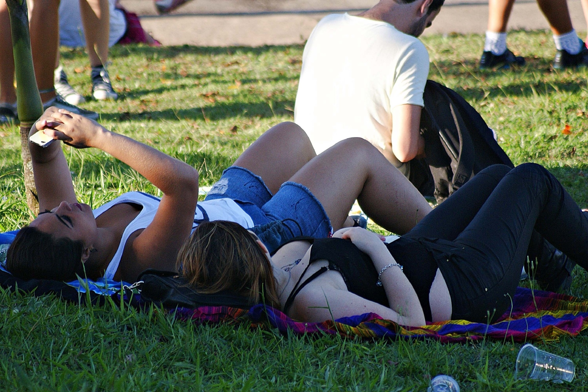 05.abr.2014 - Deitada na grama, garota tira "selfie" durante o festival Lollapalooza 2014 no Autódromo de Interlagos, em São Paulo - João Victor Vieira/Futura Press/Estadão Conteúdo