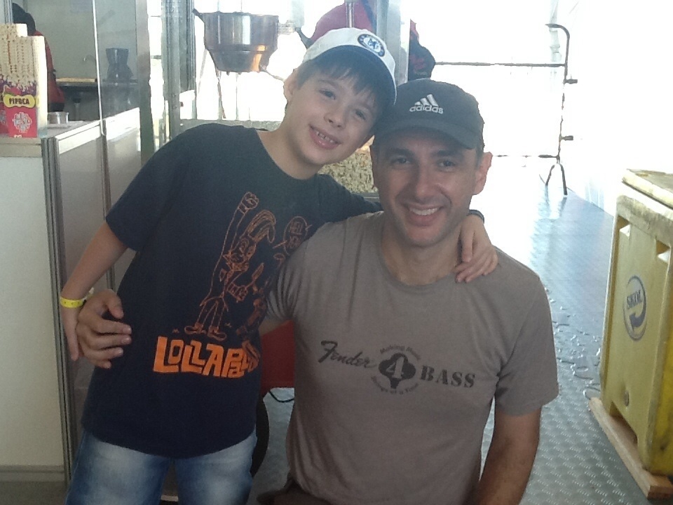 05.abr.2014 -  Fabrizzio Sens Lombardi, de oito anos, e o pai Jean Paulo Lombardi no Kidspalooza do Lollapalooza 2014, no Autódromo de Interlagos, em São Paulo - Thays Almendra/UOL