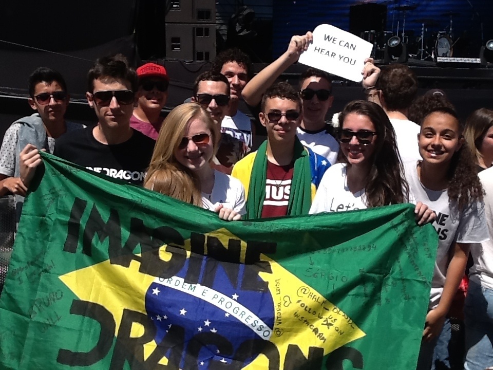 05.abr.2014 - Fãs do Imagine Dragons aguardam pelo show da banda em frente ao palco Ônix no Lollapalooza 2014, no Autódromo de Interlagos, em São Paulo - Thays Almendra/UOL