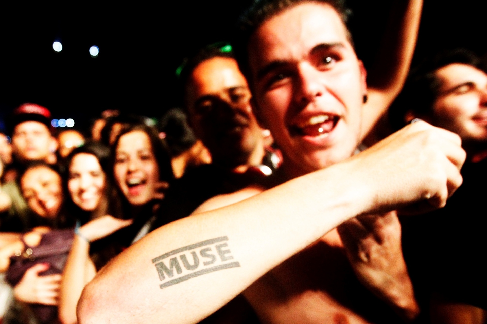 05.abr.2014 - Fãs do Muse aguardam show da banda no Lollapalooza 2014, no Autódromo de Interlagos, em São Paulo - Reinaldo Canato/UOL