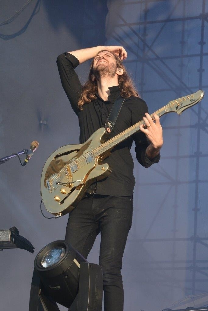 05.abr.2014 - Guitarrista do Imagine Dragons, Wayne Sermon se apresenta no Lollapalooza 2014 no Autódromo de Interlagos, em São Paulo - Caio Duran / AgNews