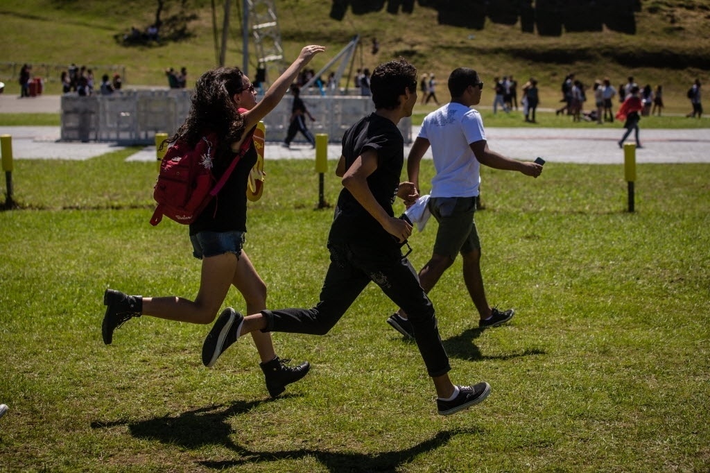 05.abr.2014 - Público corre para entrar no Festival Lollapalooza 2014 no Autódromo de Interlagos, em São Paulo - Avener Prado/Folhapress