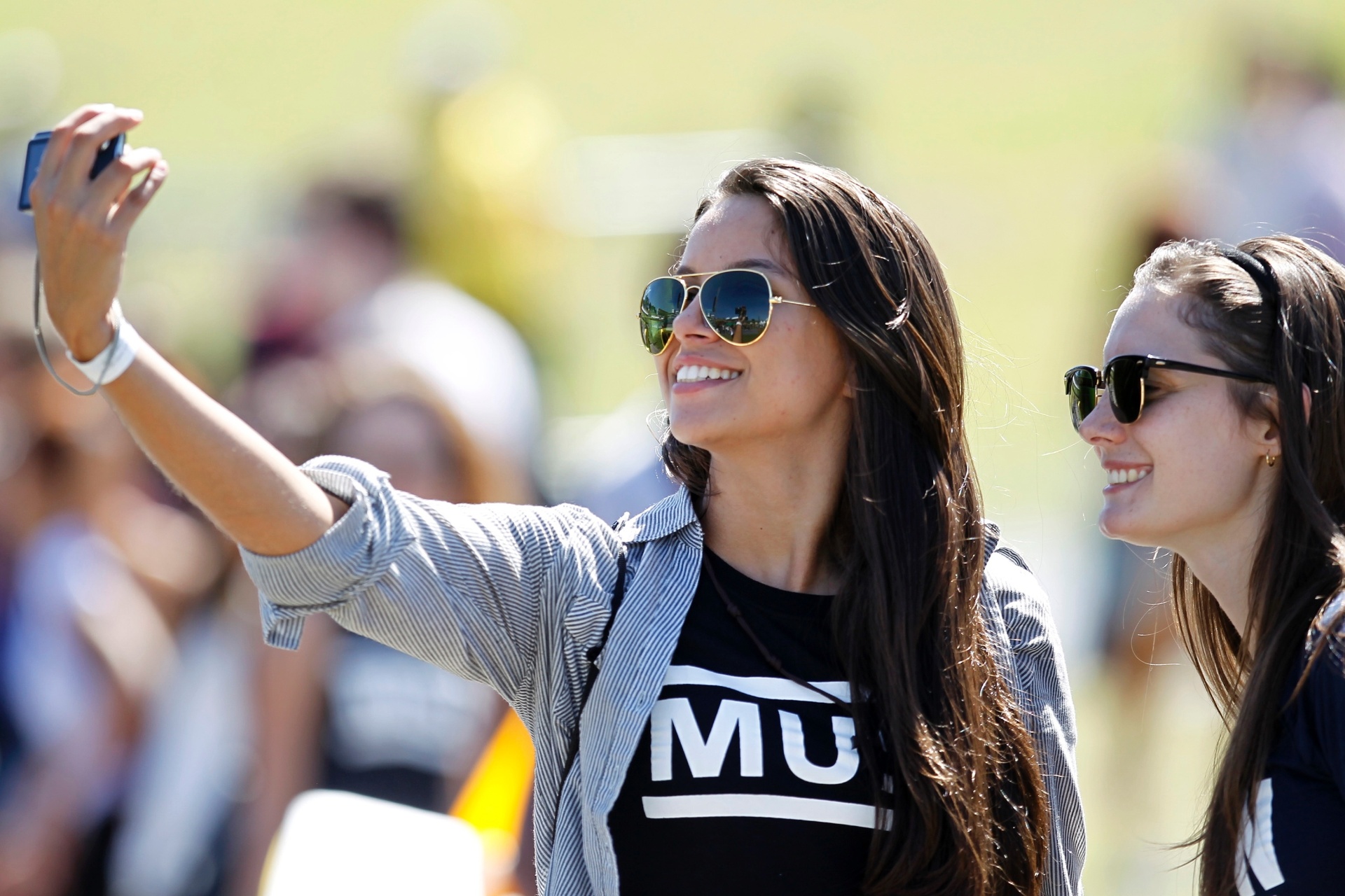 05.abr.2014 - Público do Lollapalooza 2014 tira "selfies" durante o festival no Autódromo de Interlagos, em São Paulo - Reinaldo Canato/UOL