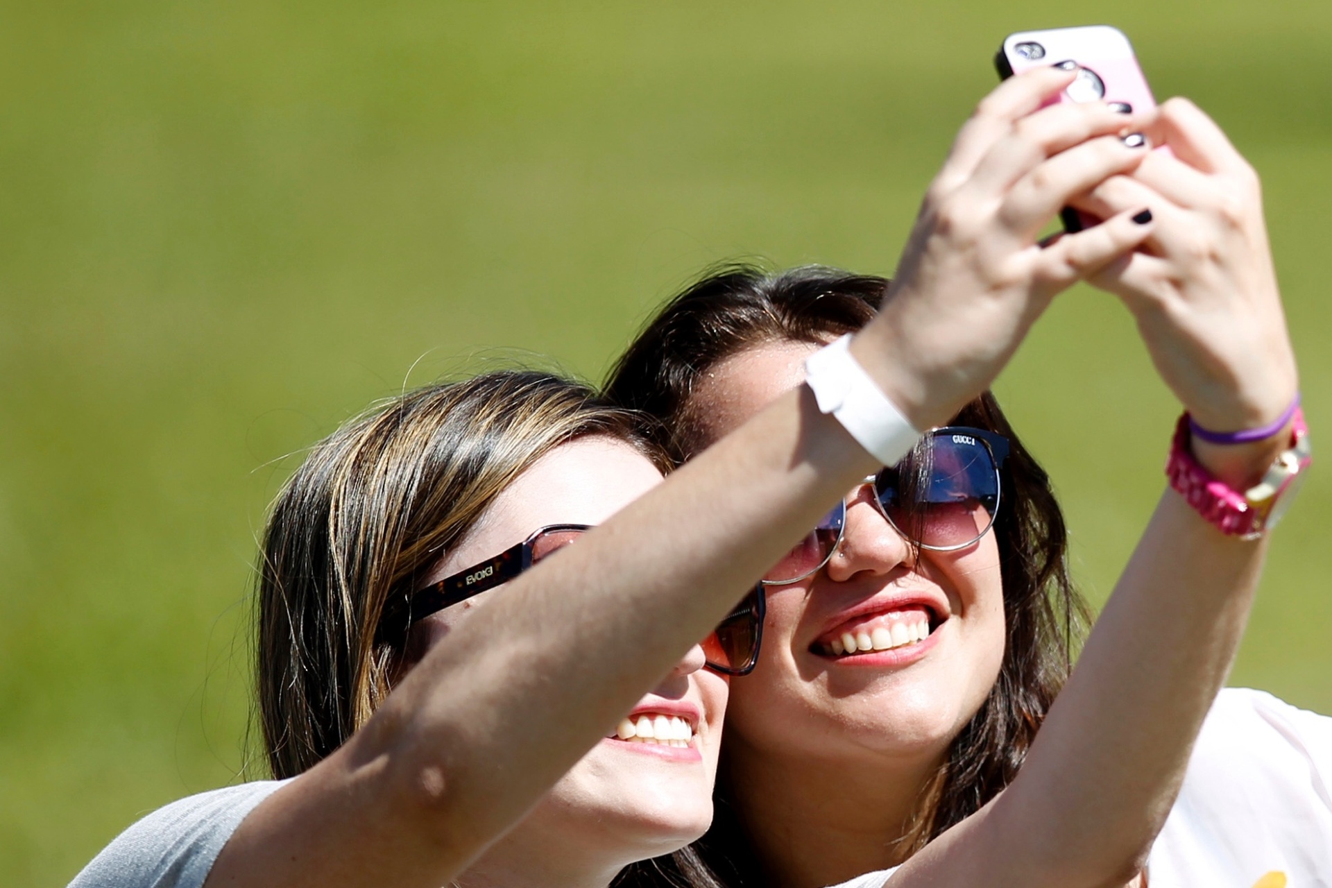 05.abr.2014 - Público do Lollapalooza 2014 tira "selfies" durante o festival no Autódromo de Interlagos, em São Paulo - Reinaldo Canato/UOL