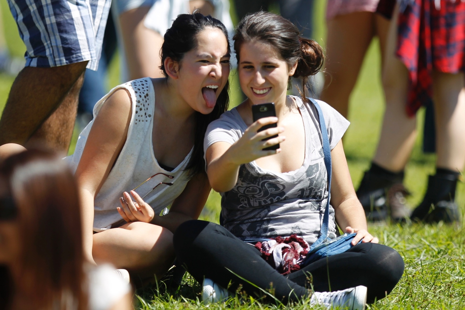05.abr.2014 - Público do Lollapalooza 2014 tira "selfies" durante o festival no Autódromo de Interlagos, em São Paulo - Reinaldo Canato/UOL