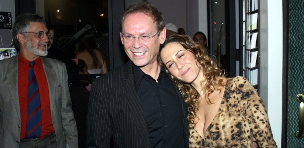 07.out.2004 - José Wilker ao lado de sua mulher na época, a atriz Guilhermina Guinle, no encerramento do Festival de Cinema no Rio de Janeiro