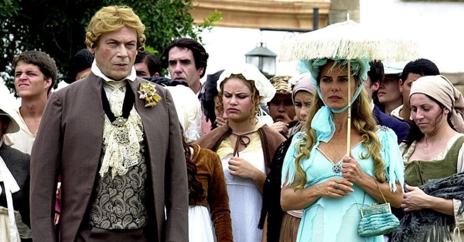 2002 - José Wilker e Bruna Lombardi em cena da minissérie "O Quinto dos Infernos" da TV Globo