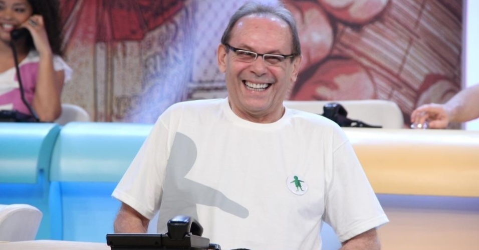 2013 - José Wilker participa do "Criança Esperança", atendendo aos telefonemas dos doares da campanha