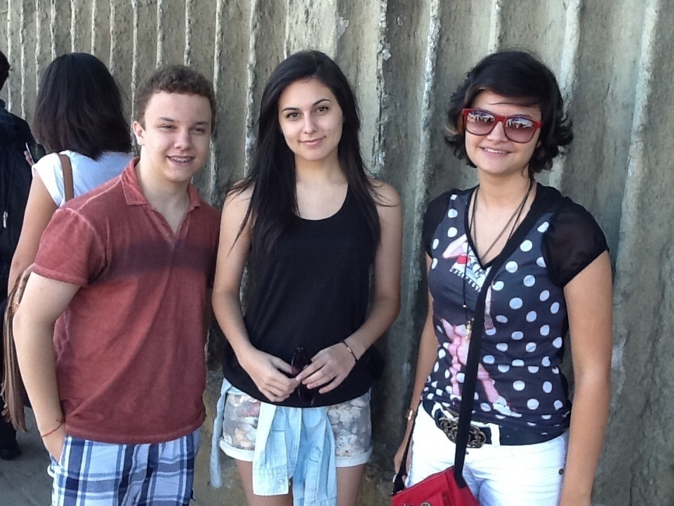 5.abr.2014 - Leonardo Moutinho, 15, veio conferir o primeiro dia de Lollapalooza com as amigas Gabriela Morato, 16, e Vick Munhoz, 16 - Thays Almendra/UOL