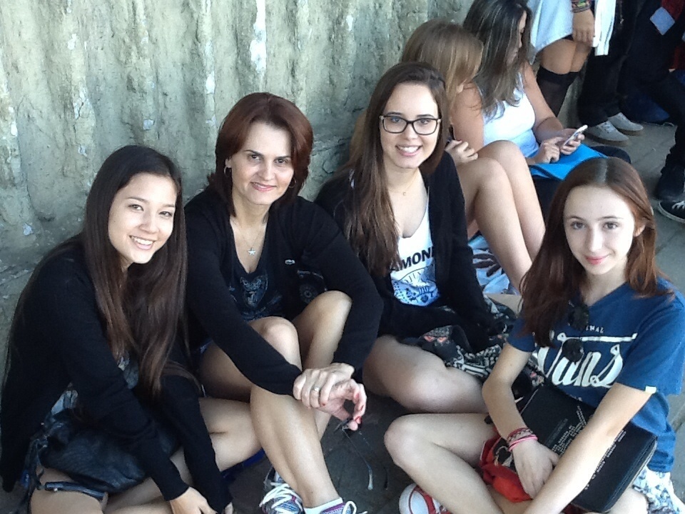 5.abr.2014 - Ana Paula Camolesi acompanha a filha Laura (de óculos) e as amigas dela na fila do primeiro dia de Lollapalooza. As garotas são fãs da banda Imagine Dragons - Thays Almendra/UOL