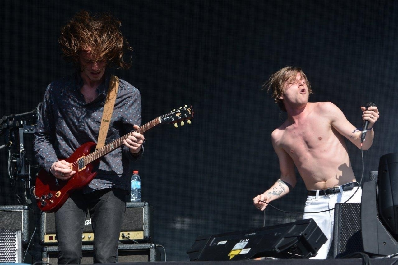 5.abr.2014 - Brad Shultz, guitarrista do Cage The Elephant, toca no Lollapalooza 2014 no Autódromo de Interlagos, em São Paulo - Caio Duran/Agnews