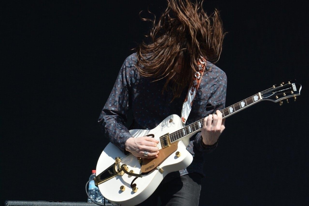 5.abr.2014 - Brad Shultz, guitarrista do Cage The Elephant, toca no Lollapalooza 2014 no Autódromo de Interlagos, em São Paulo - Caio Duran/Agnews