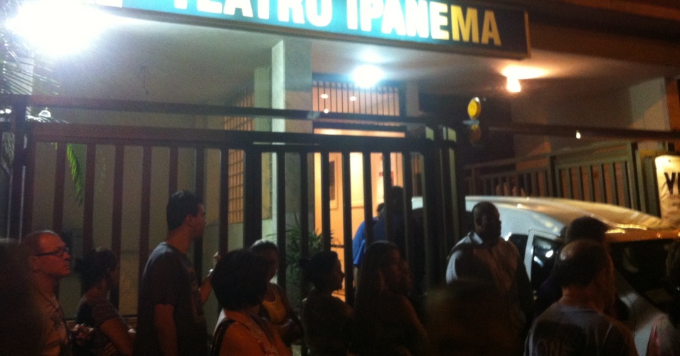 5.abr.2014 - Fãs aguardam ao lado de fora do Teatro Ipanema para se despedirem de José Wilker, em velório aberto ao público
