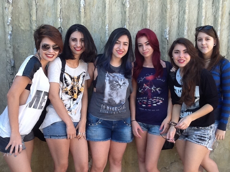 5.abr.2014 - A americana Giovana Eltink (primeira à esquerda), 18, veio com as amigas para ver o show do Imagine Dragons no primeiro dia do Lollapalooza - Thays Almendra/UOL