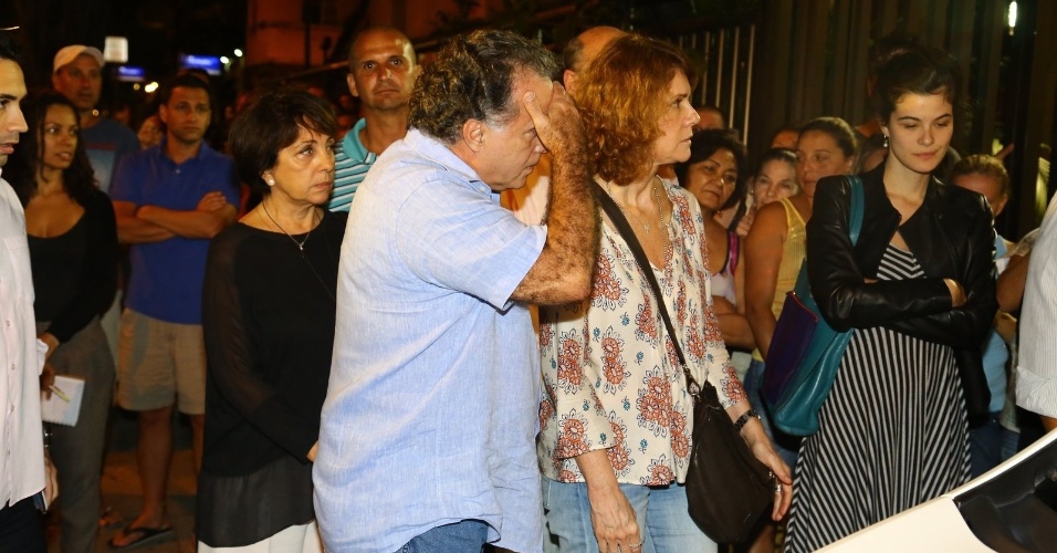 5.abr.2014 - O ator Tony Ramos é um dos primeiros a chegar ao velório de José Wilker, no Teatro Ipanema