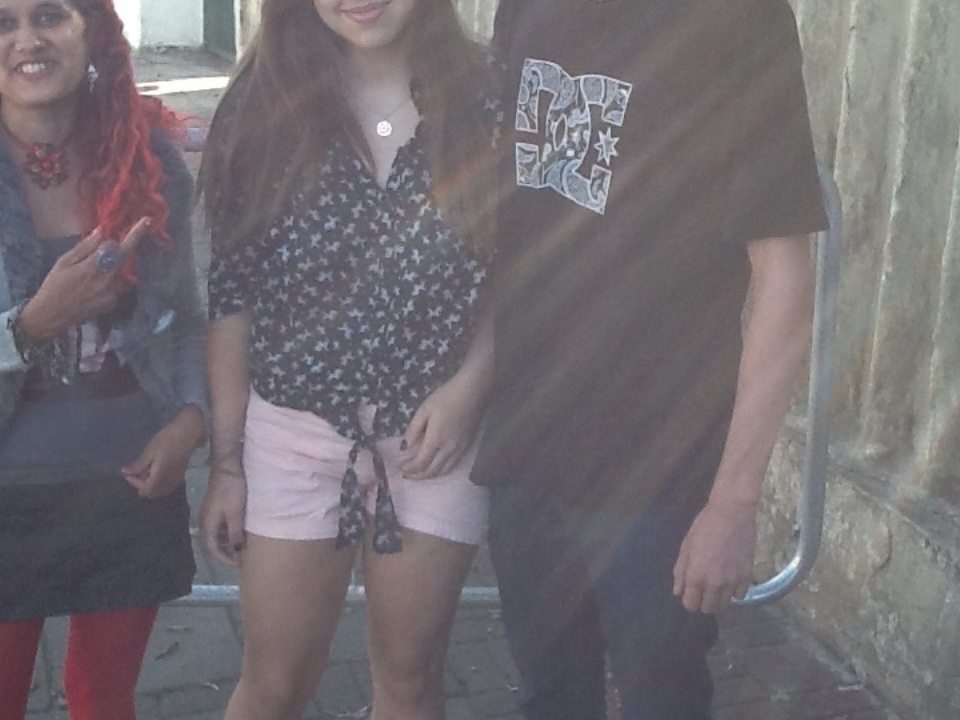 5.abr.2014 - Os amigos Caique Sanches, 16, e Daniela Barts, 18, estavam entre os primeiros da fila do Lollapalooza neste sábado - Thays Almendra/UOL