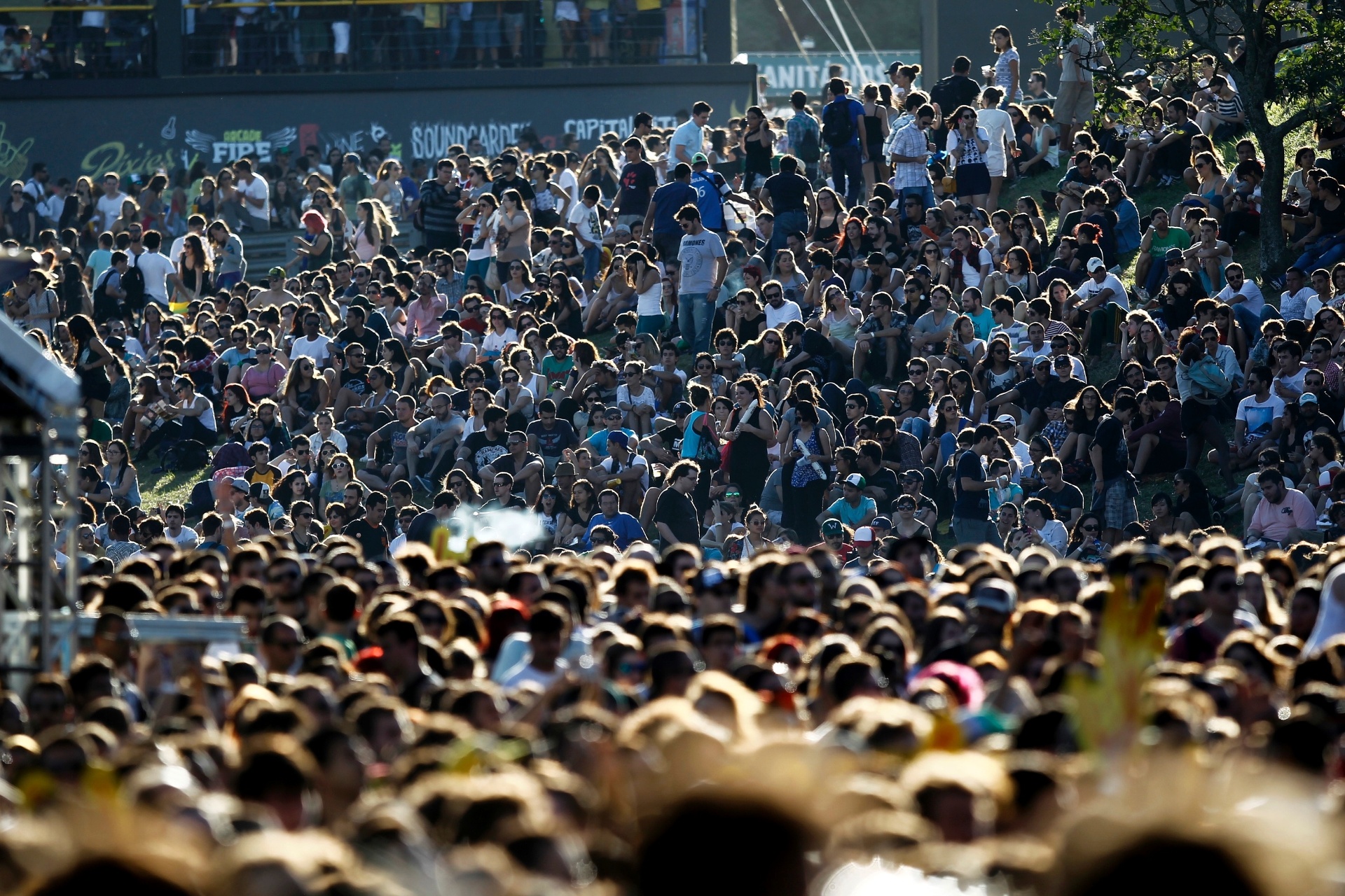 05.abr.2014 - Fãs no show do Julian Casablancas no Lollapalooza 2014 no Autódromo de Interlagos, em São Paulo - Reinaldo Canato/UOL