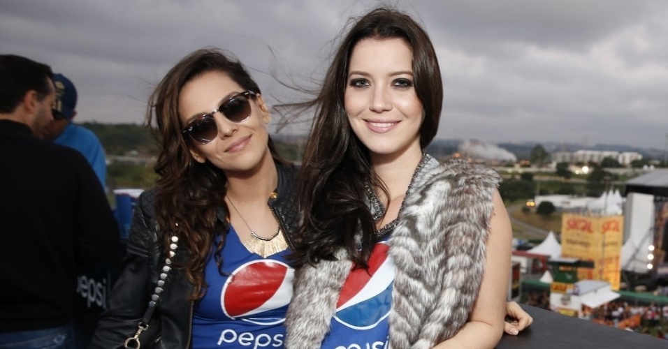 5.abr.2014 - As atrizes Tainá Müller e Nathalia Dill confraternizam no Lollapalooza 2014 no Autódromo de Interlagos, em São Paulo