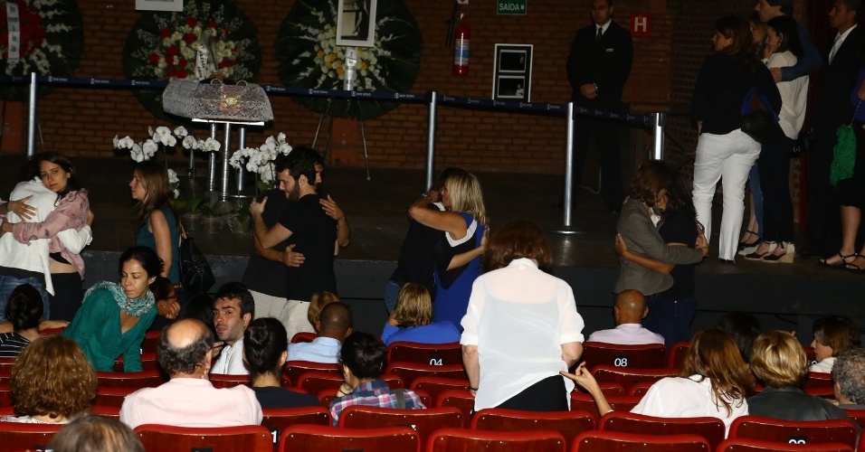5.abr.2014 - Dentro do teatro, amigos se consolam após a morte precoce de Zé Wilker,  que pegou todos de surpresa