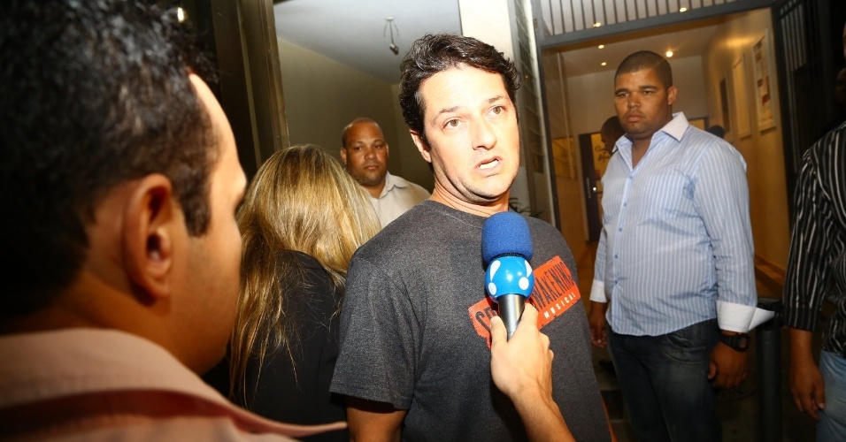 5.abr.2014 - O ator Marcelo Serrado chega ao velório e conta que tinha falado com Wilker na sexta (4)