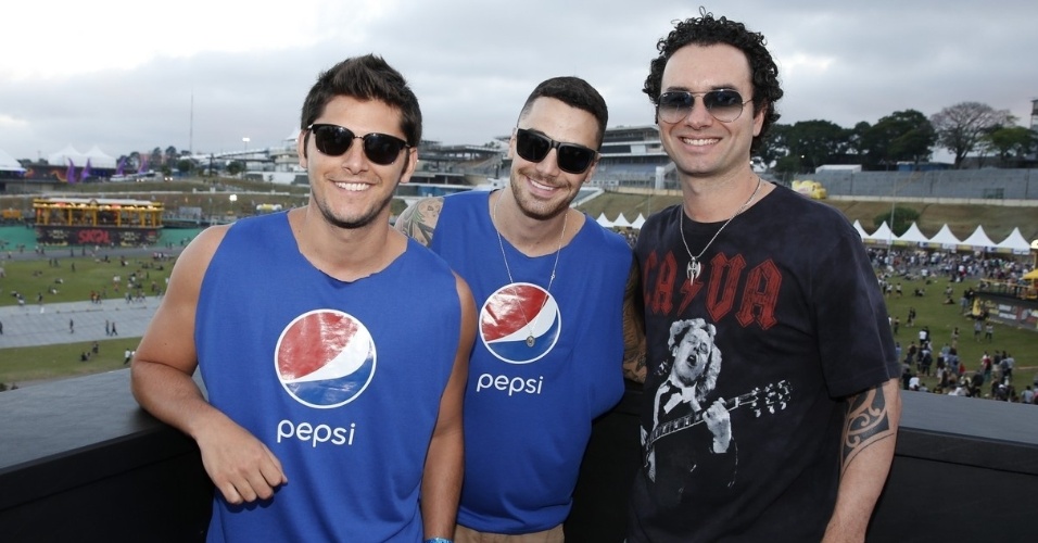 5.abr.2014 - Os atores Bruno Gissoni e Felipe Titto se encontram com o apresentador do CQC Marco Luque no Lollapalooza 2014 no Autódromo de Interlagos, em São Paulo