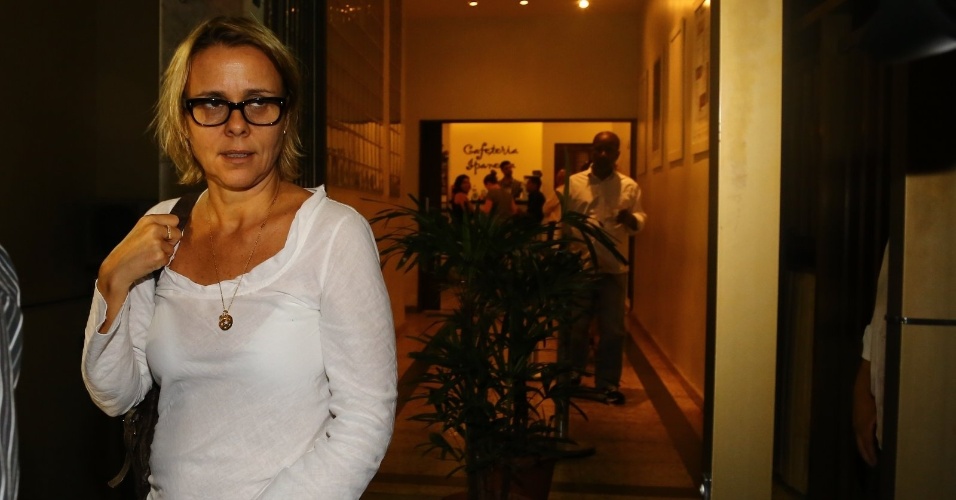 6.abr.2014 - A atriz Giulia Gam deixa o teatro na madrugada de domingo