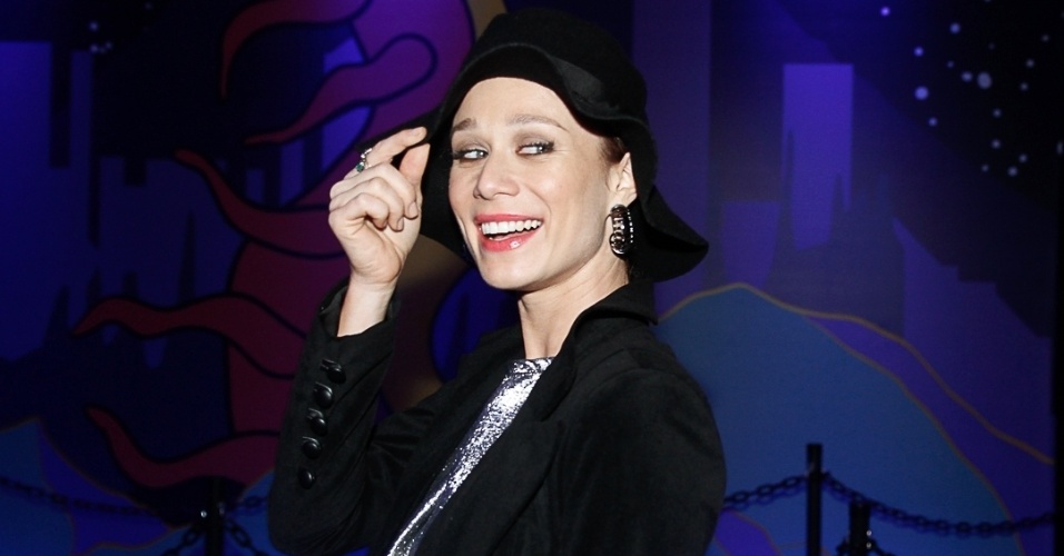 6.abr.2014 - A atriz Mariana Ximenes esconde seus cabelos morenos no Lollapalooza 2014 no Autódromo de Interlagos, em São Paulo