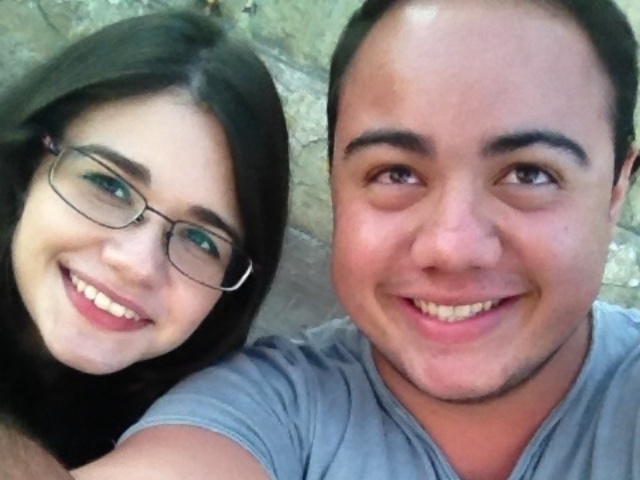 6.abr.2014 - Alexia Marques Panella, de 23 anos, e Leonardo Nascimento, de 20, são os primeiros da fila para o segundo dia de Lollapalooza - UOL