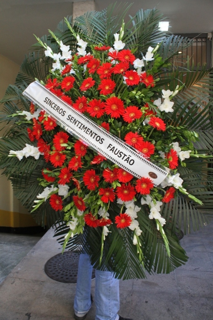 6.abr.2014 - Coroa de flores enviada pelo apresentador Fausto Silva