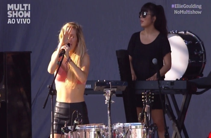 6.abr.2014 - Ellie Goulding fica só de top no segundo dia do Lollapalooza 2014, no Autódromo de Interlagos, em São Paulo. A britânica fez a maior parte de seu show vestindo uma camiseta da seleção brasileira - Reprodução/Multishow