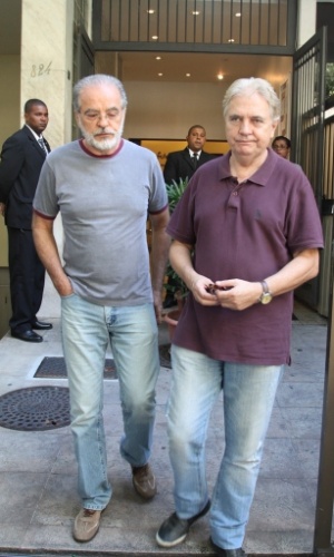 6.abr.2014 - Genésio de Barros e Norival Rizzo chegam ao velório de José Wilker, no Teatro Ipanema, no Rio de Janeiro