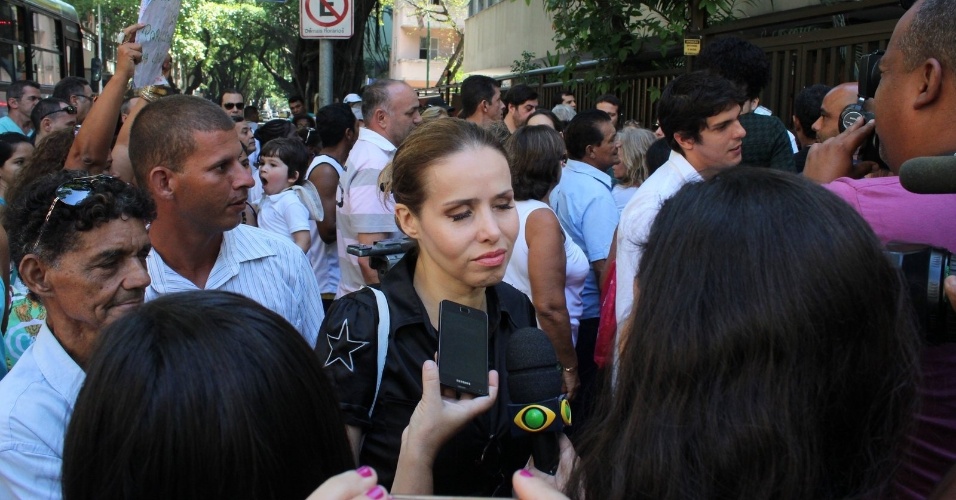 6.abr.2014 - Leona Cavalli chega ao velório de José Wilker, no Teatro Ipanema, no Rio de Janeiro