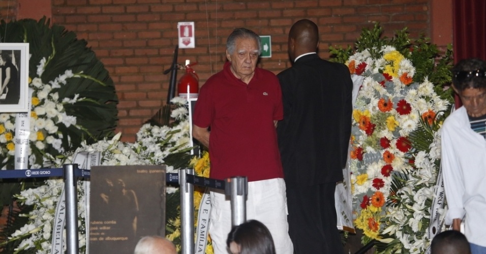 6.abr.2014 - Luiz Carlos Barreto comparece ao velório de José Wilker no Teatro Ipanema, no Rio de Janeiro