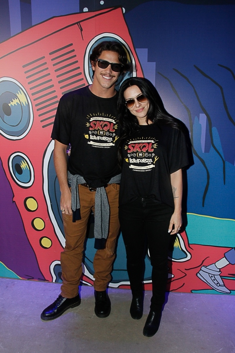 6.abr.2014 - O casal de atores Rômulo Arantes Neto e Cleo Pires confere o Lollapalooza 2014 no Autódromo de Interlagos, em São Paulo
