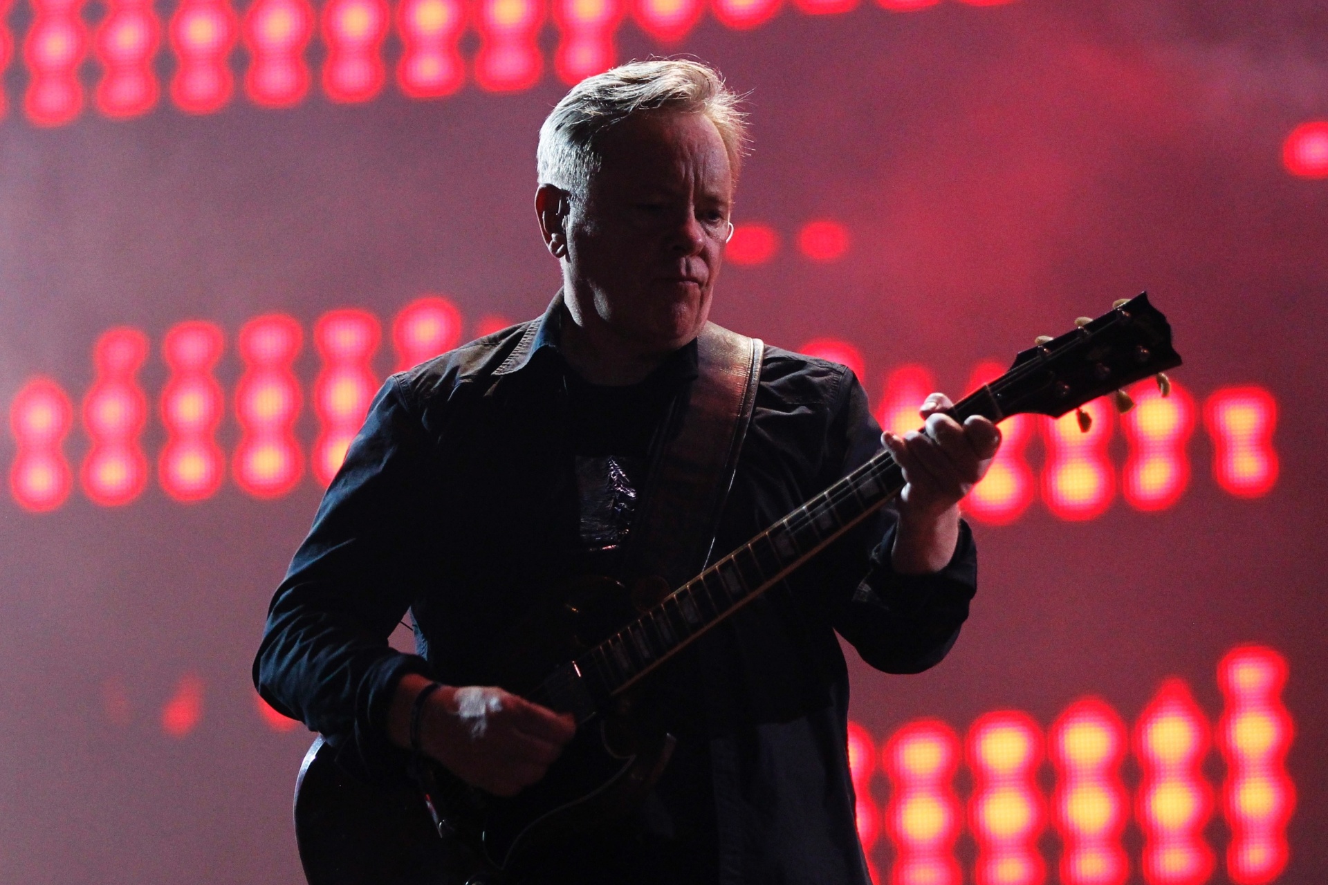 6.abr.2014 - O New Order se apresenta no segundo dia do Lollapalooza 2014 no Autódromo de Interlagos, em São Paulo - Reinaldo Canato/UOL