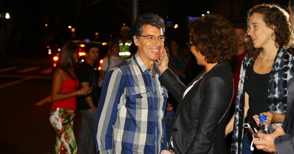 6.abr.2014 - Paulo Betti despede-se de Andréa Beltrão ao deixar o velório de José Wilker, no Teatro Ipanema