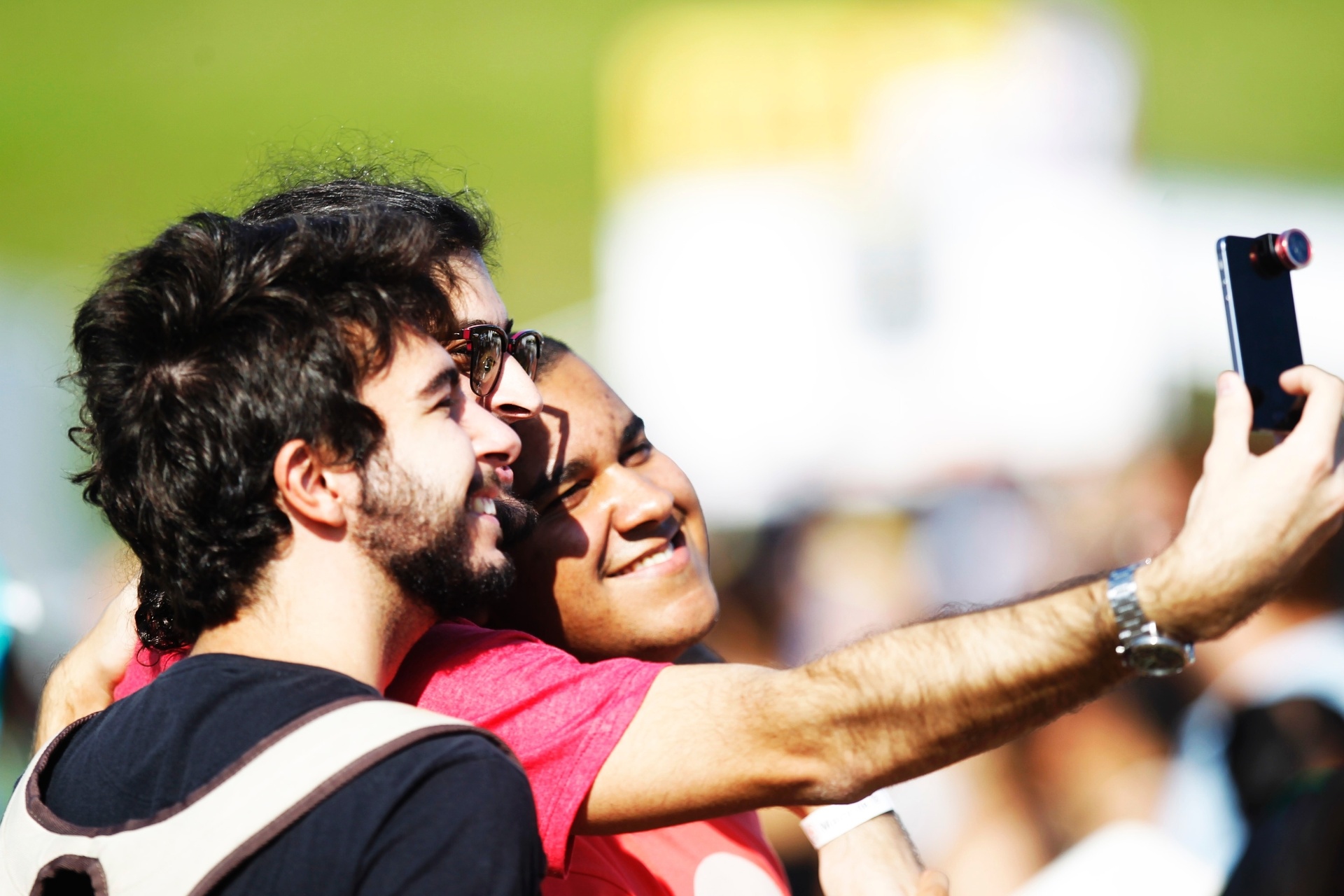 6.abr.2014 - Público tira selfies no Lollapalooza 2014 - Reinaldo Canato/UOL