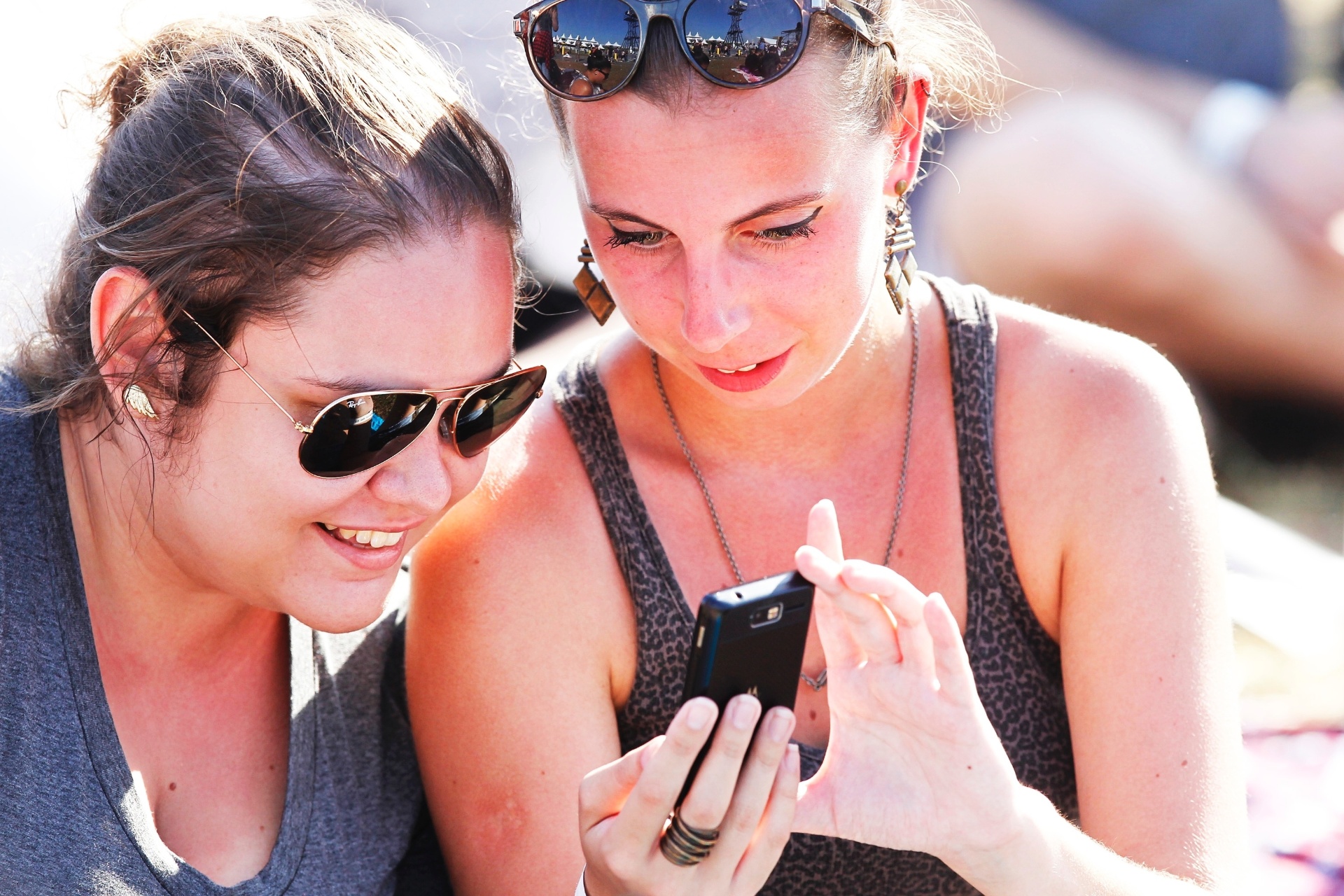 6.abr.2014 - Público tira selfies no Lollapalooza 2014 - Reinaldo Canato/UOL
