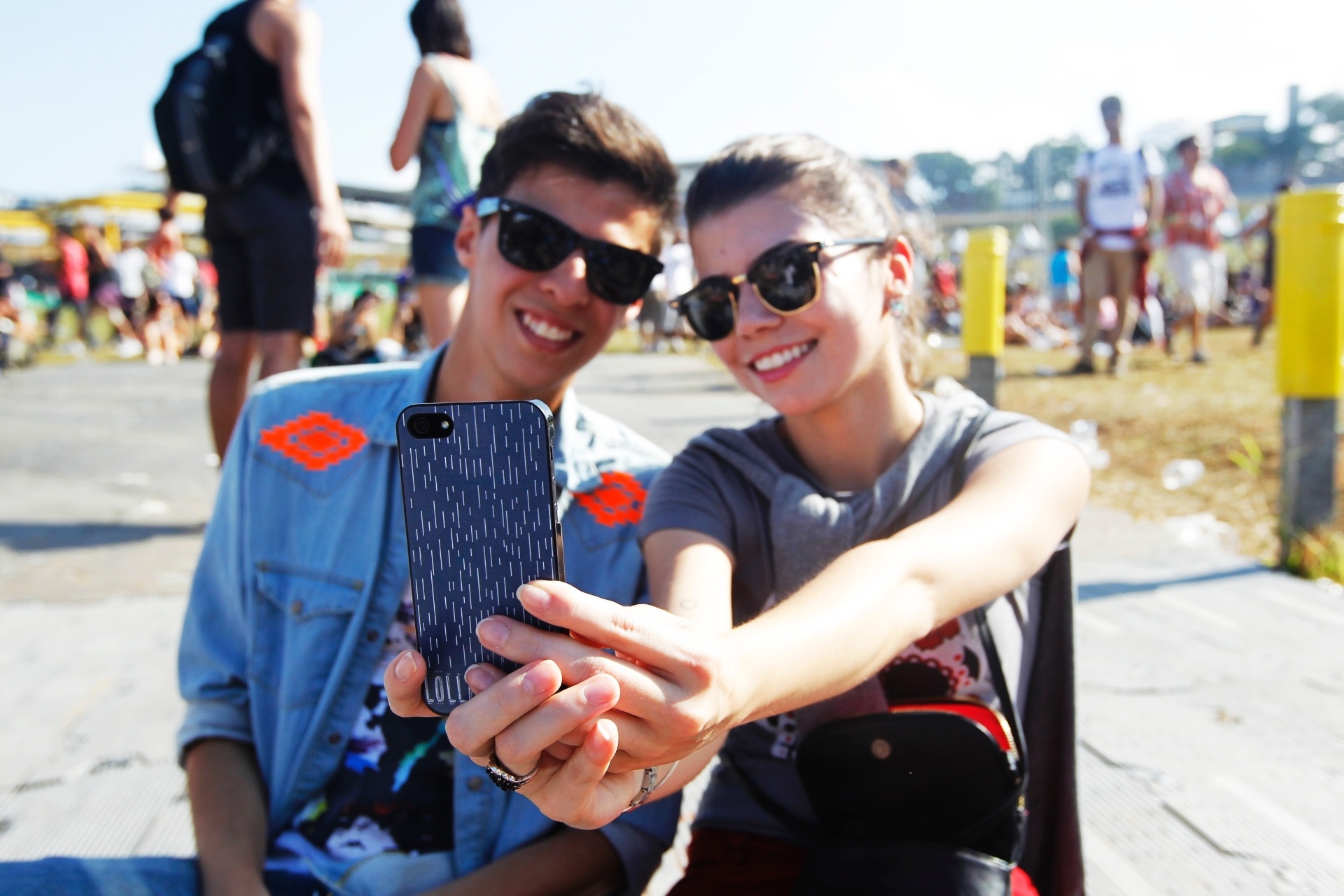 6.abr.2014 - Público tira selfies no Lollapalooza 2014 - Reinaldo Canato/UOL