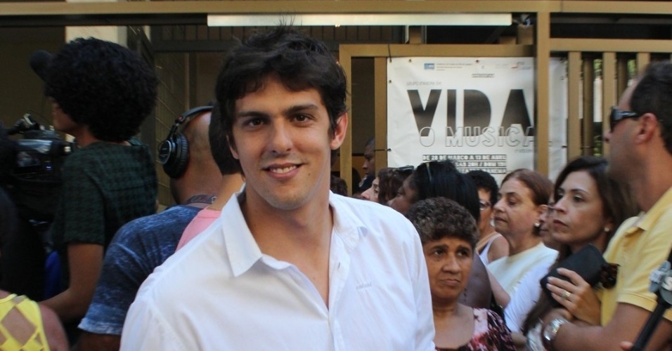 6.abr.2014 - Rafael Infante chega ao velório de José Wilker, no Teatro Ipanema, no Rio de Janeiro