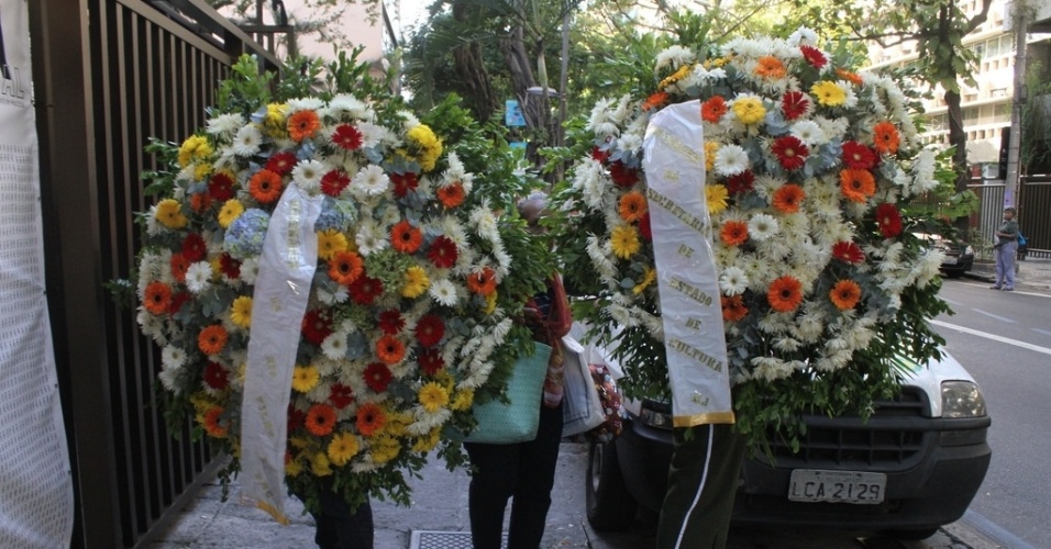 6.abr.2014 - Rio Filmes e a Secretaria de Cultura de RJ enviam flores para o velório de José Wilker, que acontece no no Teatro Ipanema