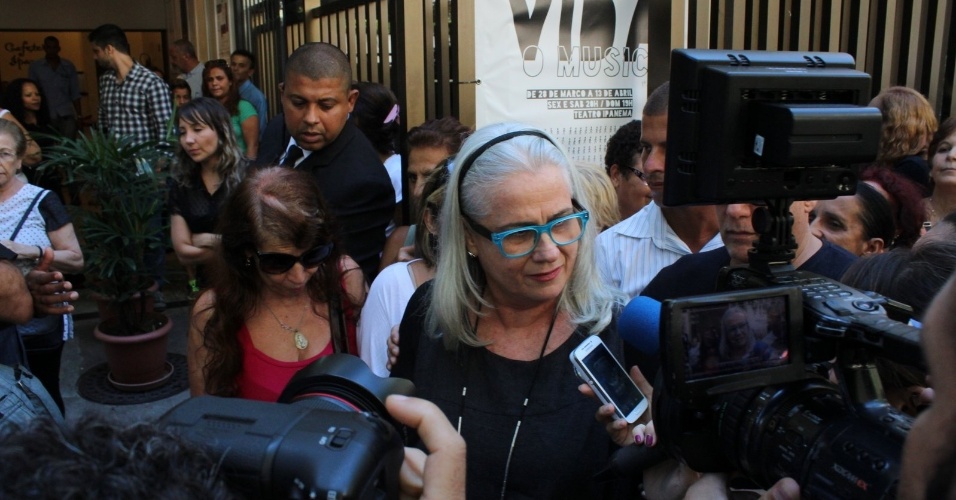 6.abr.2014 - Vera Holtz chega ao velório de José Wilker, no Teatro Ipanema, no Rio de Janeiro