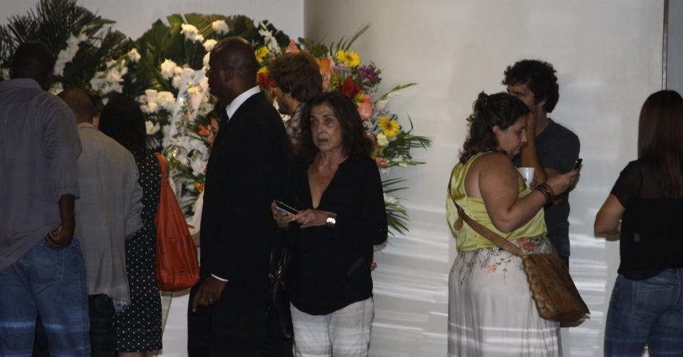 6.abril.2014 - Amigos e famosos acompanham a última homenagem a José Wilker no Cemitério Memorial do Carmo. O corpo do ator foi cremado na tarde deste domingo (6)