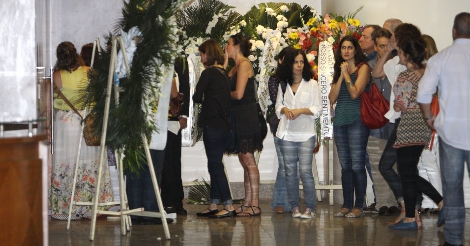 6.abril.2014 - Amigos e famosos acompanham a última homenagem a José Wilker no Cemitério Memorial do Carmo. O corpo do ator foi cremado na tarde deste domingo (6)