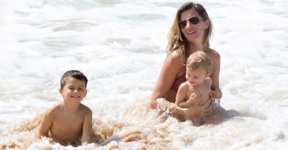 6.abr.2014 - Gisele Bündchen aproveita o mar de Fernando de Noronha com os filhos Vivian e Benjamin