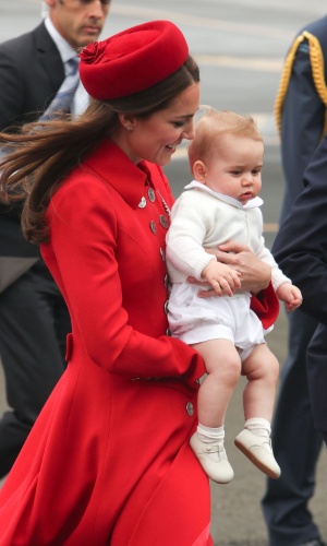 7.abr.2014 - Kate Middleton e desembarca no aeroporto de Wellington, na Nova Zelândia, com o filho, o Príncipe George. Essa é a primeira viagem oficial do herdeiro, de apenas oito meses, com os pais