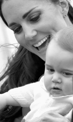 7.abr.2014 - Kate Middleton e desembarca no aeroporto de Wellington, na Nova Zelândia, com o filho, o Príncipe George. Essa é a primeira viagem oficial do herdeiro, de apenas oito meses, com os pais