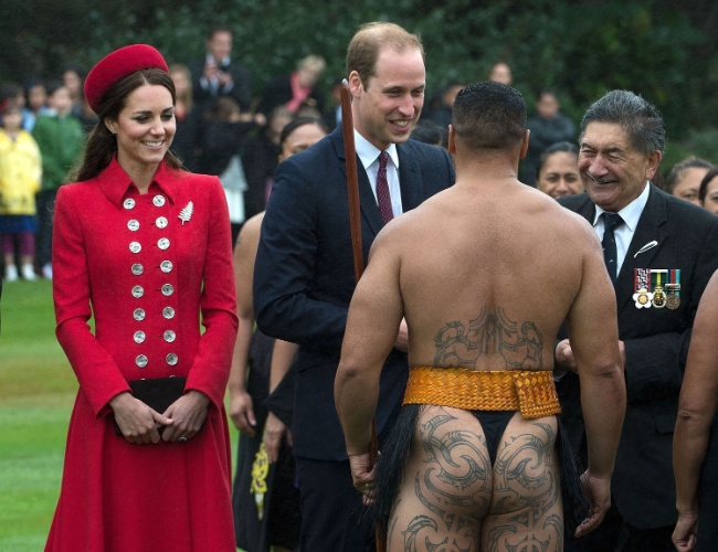 7.abr.2014 - Kate Middleton e o Príncipe William cumprimentam guerreiro Maori durante recepção de boas vindas no palácio do Governo em Wellington, na Nova Zelândia