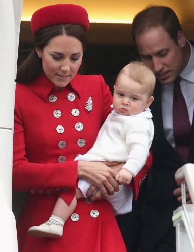 7.abr.2014 - Kate Middleton e o Príncipe William desembarcam no aeroporto de Wellington, na Nova Zelândia, com o filho, o Príncipe George. Essa é a primeira viagem oficial do herdeiro, de apenas oito meses