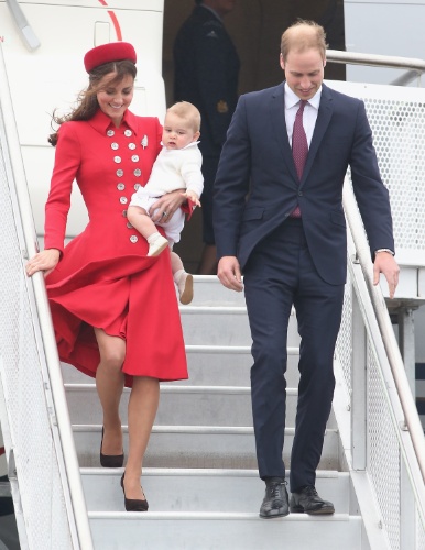 7.abr.2014 - Kate Middleton e o Príncipe William desembarcam no aeroporto de Wellington, na Nova Zelândia, com o filho, o Príncipe George. Essa é a primeira viagem oficial do herdeiro, de apenas oito meses